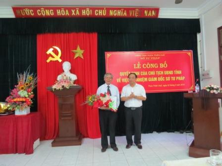 Trao Quyết định điều động và bổ nhiệm Giám đốc Sở Tư pháp tỉnh Thừa Thiên Huế